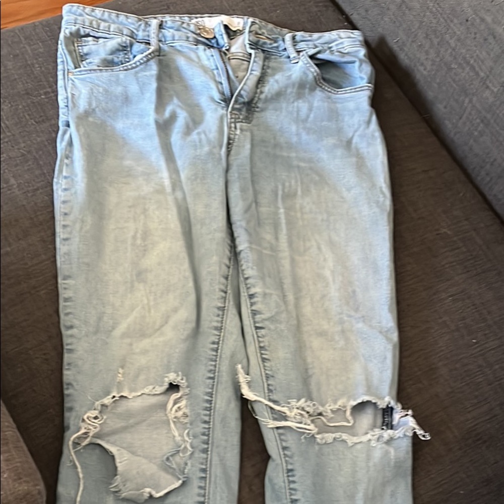 Cropped jeans, with rips